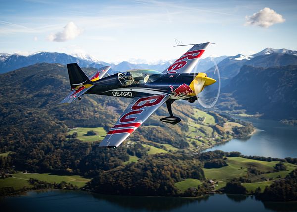 00 Header Extra 330lx the Flying Bulls