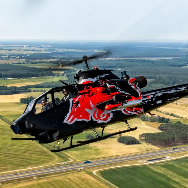 03_bell_cobra_209ah-1f_the_flying_bulls.jpg