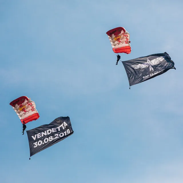 01_red_bull_skydive_team.jpg