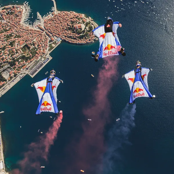 08_red_bull_skydive_team.jpg