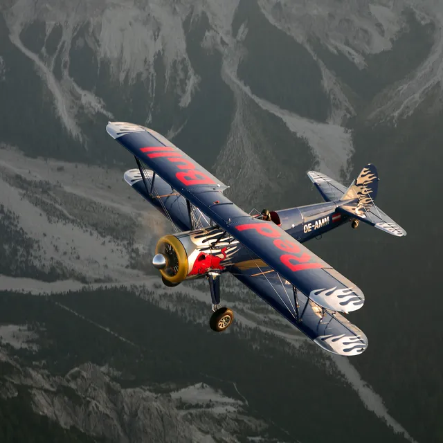 00_header_pt-17_stearman_the_flying_bulls.jpg