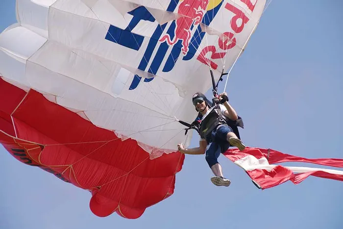 03_hsv_red_bull_fallschirmsport.jpg