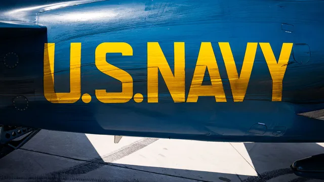 U.S.NAVI Schriftzug auf der Grumman F8F-2 Bearca