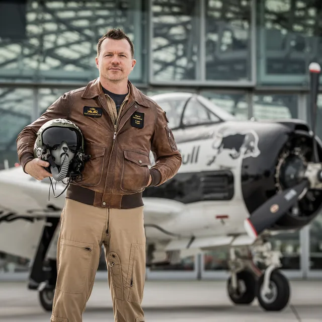 00_header_miguel_hochleitner_pilot_the_flying_bulls_photo_by_mirja_geh_2024.jpg