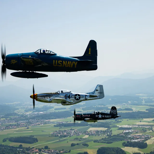 Grumman F8F-2 Bearca in Flugformation