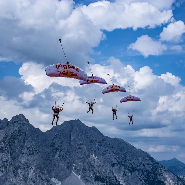 06_red_bull_skydive_team.jpg