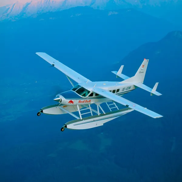 12_cessna_208_amphibian_caravan_the_flying_bulls.jpg