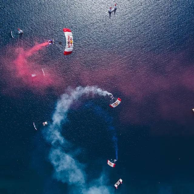 09_red_bull_skydive_team.jpg