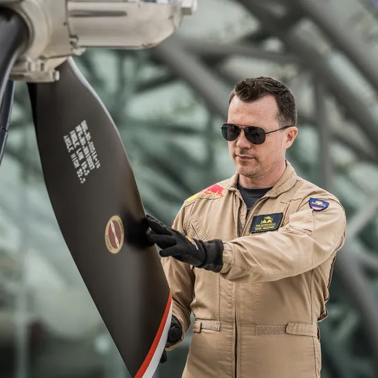 05_miguel_hochleitner_pilot_the_flying_bulls_photo_by_mirja_geh_2024.jpg