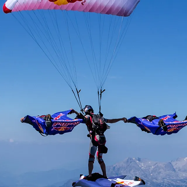 00_header_red_bull_skydive_team.jpg