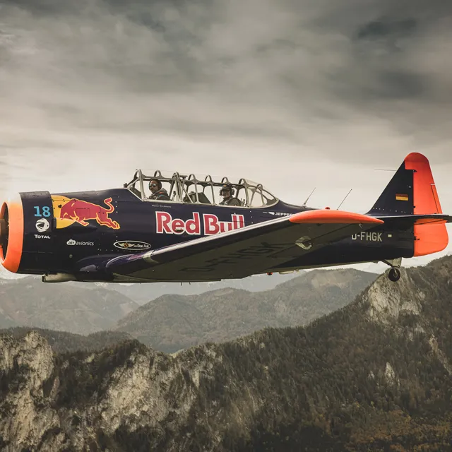 00_header_north_american_t-6_the_flying_bulls.jpg