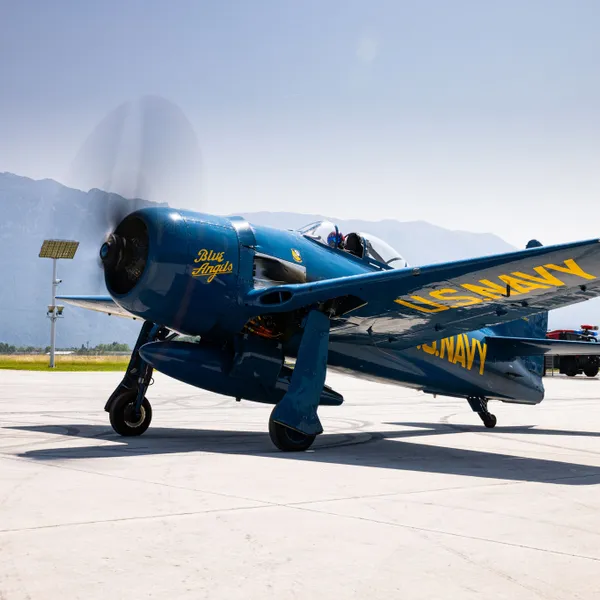 Grumman F8F-2 Bearca vor Hangar-7