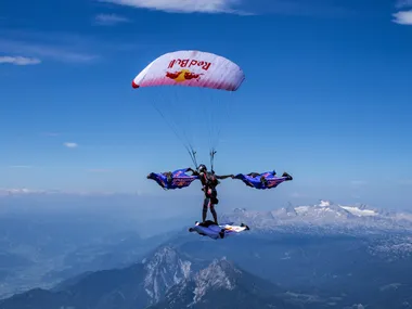 00_header_red_bull_skydive_team.jpg