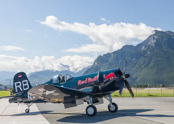 02_chance_vought_f4u-4_corsair_the_flying_bulls.jpg