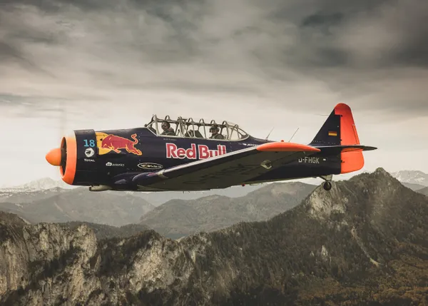 00_header_north_american_t-6_the_flying_bulls.jpg