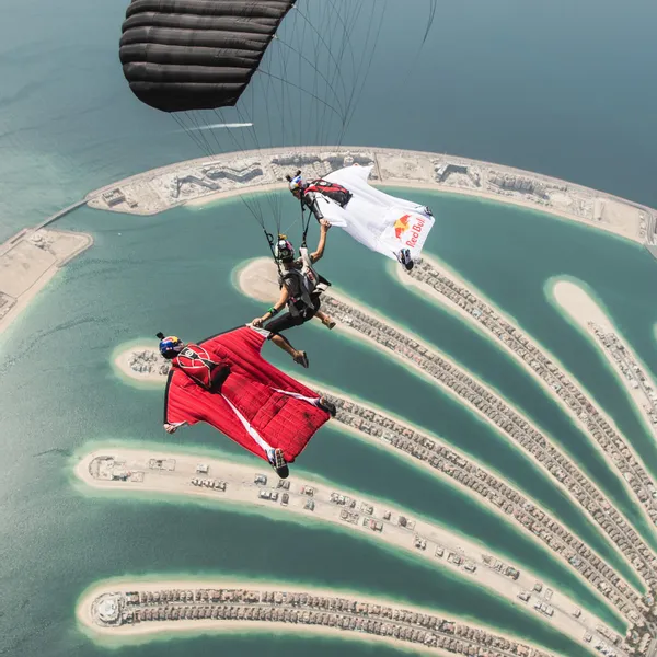 13_red_bull_skydive_team.jpg