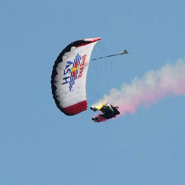 02_hsv_red_bull_fallschirmsport.jpg