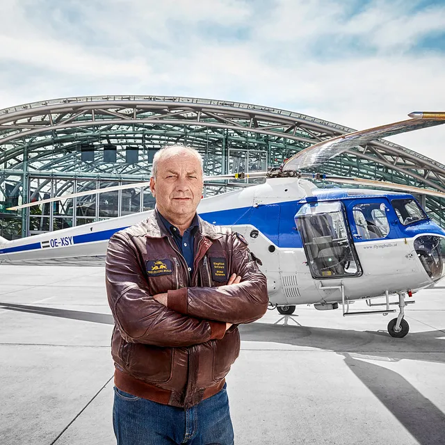 01_siegfried_schwarz_ehemaliger_chefpilot-helikopter_the_flying_bulls.jpg